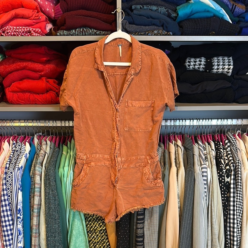 YFB rust short sleeve v neck 2 pocket adjustable waist romper size S